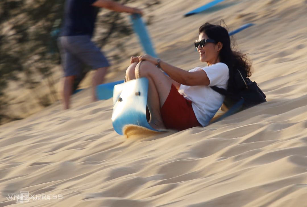 Khi trượt, du khách ngồi trên ván, dùng tay kéo dây để ván tạo mặt cong phía trước. Cách này giúp quá trình trượt thuận lợi, tránh vật cản tốc độ nhanh.