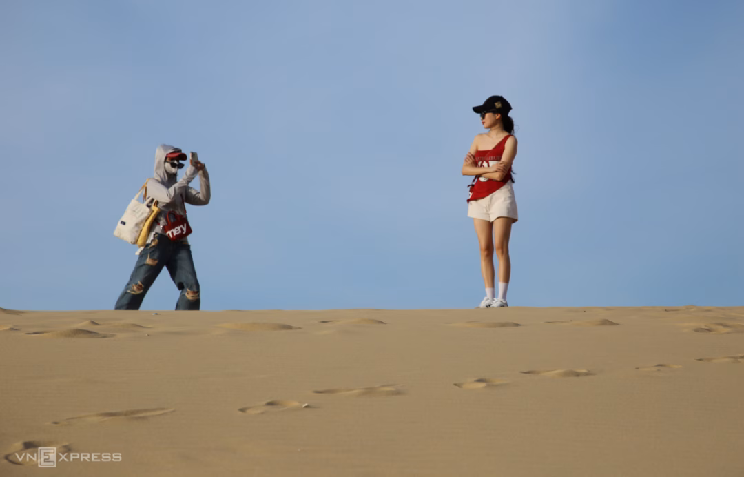 Đồi cao gần 100 m, du khách đứng trên đỉnh có thể phóng tầm mắt hướng đông về phía biển. Phía tây là làng quê xen lẫn ruộng đồng, xa xa là dãy núi Trường Sơn trùng điệp.