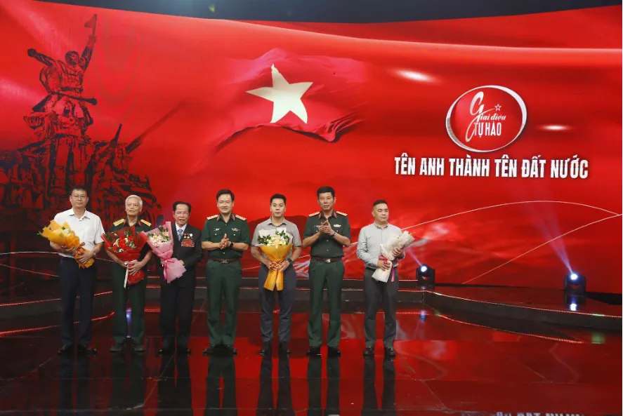 Trung tướng Nguyễn Văn Đức - Cục trưởng Cục Tuyên huấn Tổng cục Chính trị QĐND Việt Nam và Thiếu tướng Tô Thành Quyết - Phó Tư lệnh Quân khu 3 trao hoa các khách mời.