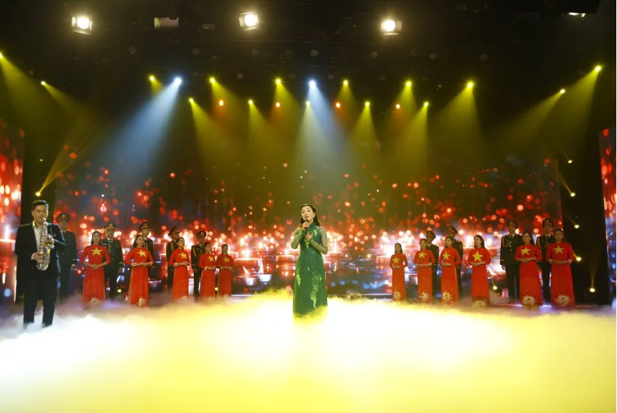 Bài ca không quên, sáng tác: Phạm Minh Tuấn, ca sĩ: Phạm Thu Hà, tốp ca nam nữ Đoàn Văn công Quân khu 3.