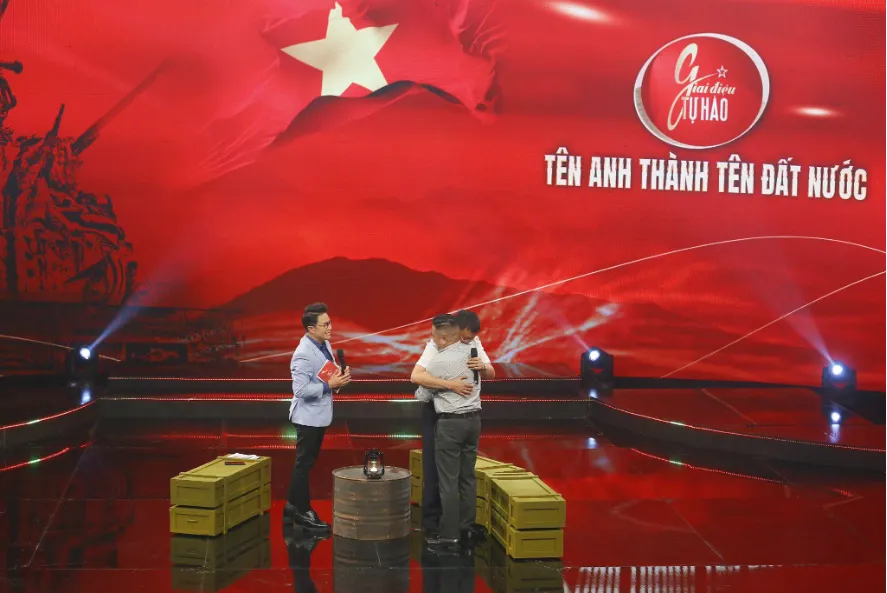 Ông Tô Hạ Sỹ gặp mặt giám định viên Vũ Anh Tuấn, trưởng nhóm Hài cốt Liệt sĩ, Trung tâm Giám định ADN - Viện Sinh học - Viện Hàn lâm Khoa học và Công nghệ Việt Nam.