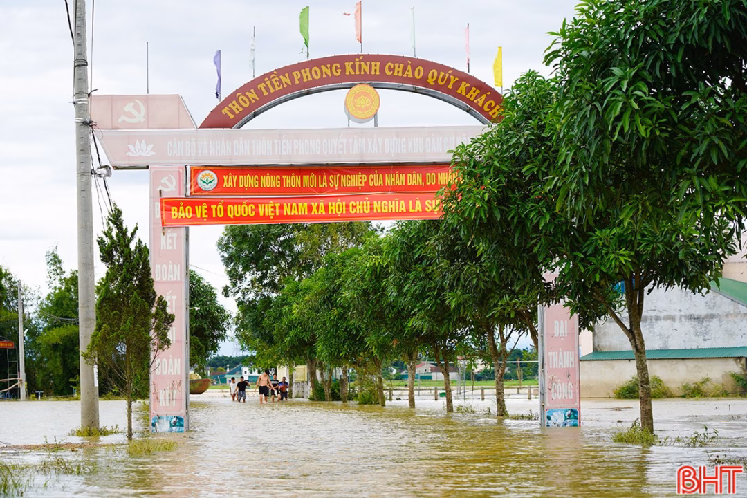 “Từ đầu giờ chiều nay, nước bắt đầu lên nhanh, chỉ trong vòng hơn một tiếng đồng hồ là ngập cả đoạn đường trước nhà. Thấy nước dâng, gia đình tôi lập tức kê cao tủ, giường, chuyển bao lúa lên gác xép&quot;, ông Nguyễn Văn Hùng - người dân thôn Tiền Phong cho biết.