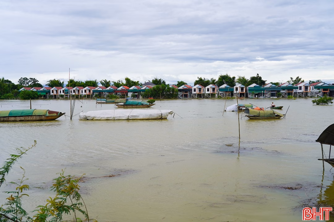 Chiều 24/7, nước lũ trên sông La dâng nhanh đã gây chia cắt 2 thôn ven sông là Tiền Phong và Trung Thành thuộc xã Đức Quang. Nhiều tuyến đường liên thôn đã bị ngập sâu khiến việc đi lại của người dân bị gián đoạn.