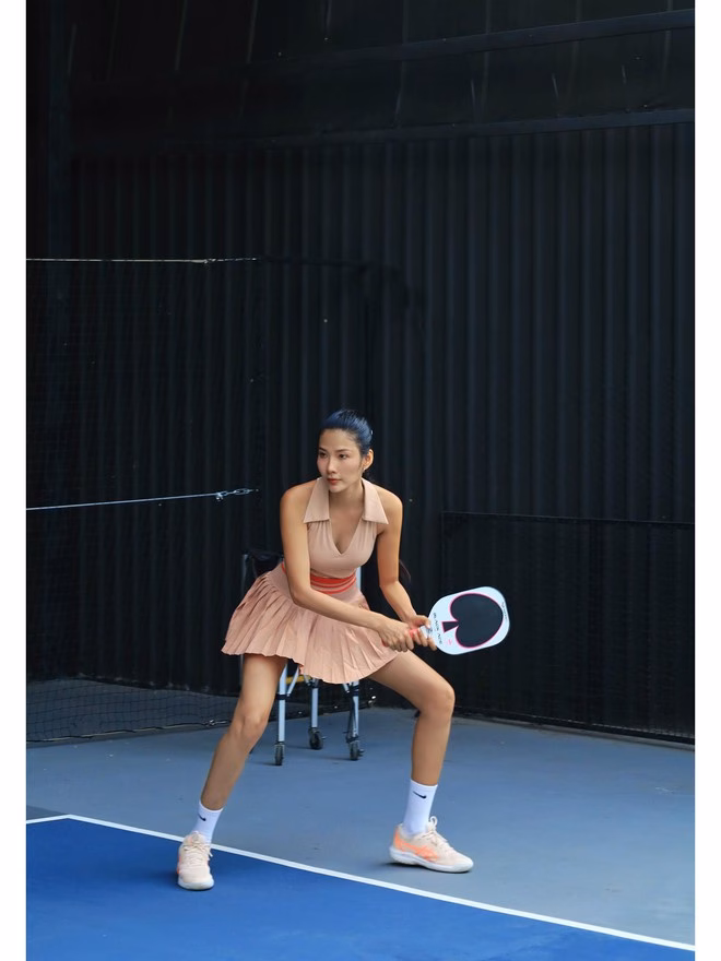 Hoàng Thuỳ khoe visual trên sân pickleball