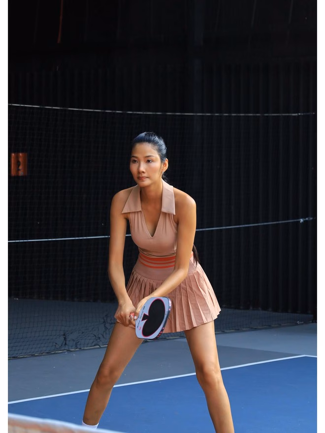 Hoàng Thuỳ khoe visual trên sân pickleball