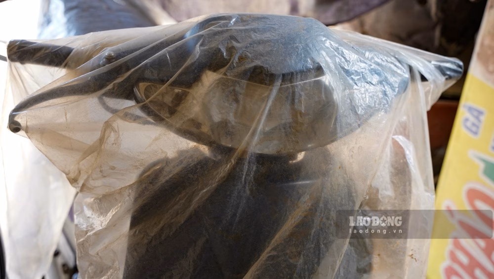 Xe máy cũng phải “trốn” bụi.