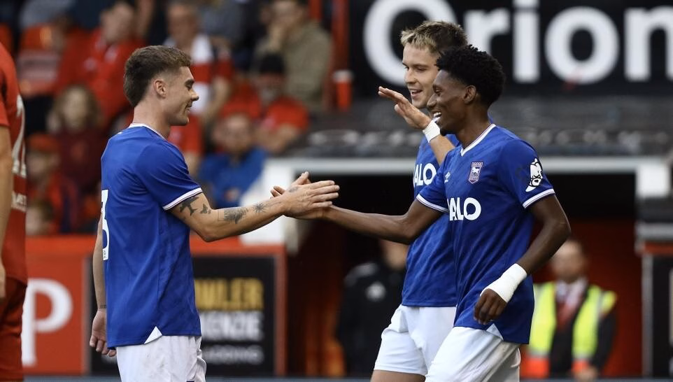 Ipswich Town thắng Aberdeen 3-1 trong trận giao hữu Sammie Szmodics (right) set up Jaden Philogene for Town's opener.