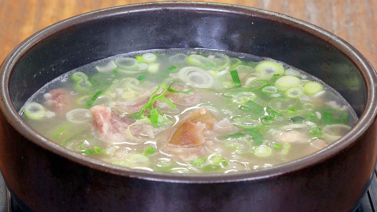 Seolleongtang, một món súp xương bò ấm áp, thịnh soạn.
