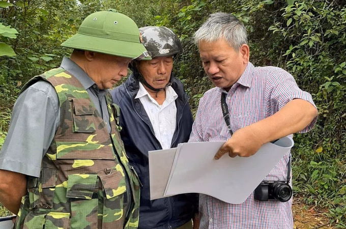 Ông Nguyễn Xuân Thắng (bên phải) trong lần tham gia tìm kiếm liệt sĩ ở An Hoà, Quảng Nam (cũ). Ảnh: Nhân vật cung cấp