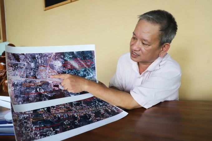 Ông Nguyễn Xuân Thắng với hai bức không ảnh trước - sau của khu vực được cho có hố chôn tập thể trận sông Thao, Trảng Bàng, Tây Ninh. Ảnh: Lê Tuyết