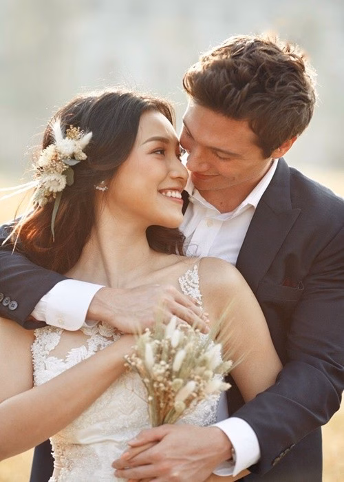 MC Hoàng Oanh và doanh nhân người Mỹ Jack Cole có cuộc tình đẹp khi hẹn hò. Tuy nhiên, chỉ 3 năm sau khi kết hôn và có con chung, cả hai 'đường ai nấy đi'. Ảnh: Người Lao Động.