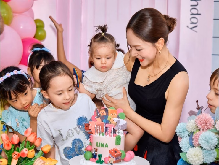 Vắng chồng, diễn viên cùng người thân tổ chức tiệc thôi nôi cho con gái út tại Hà Nội hồi tháng 3.