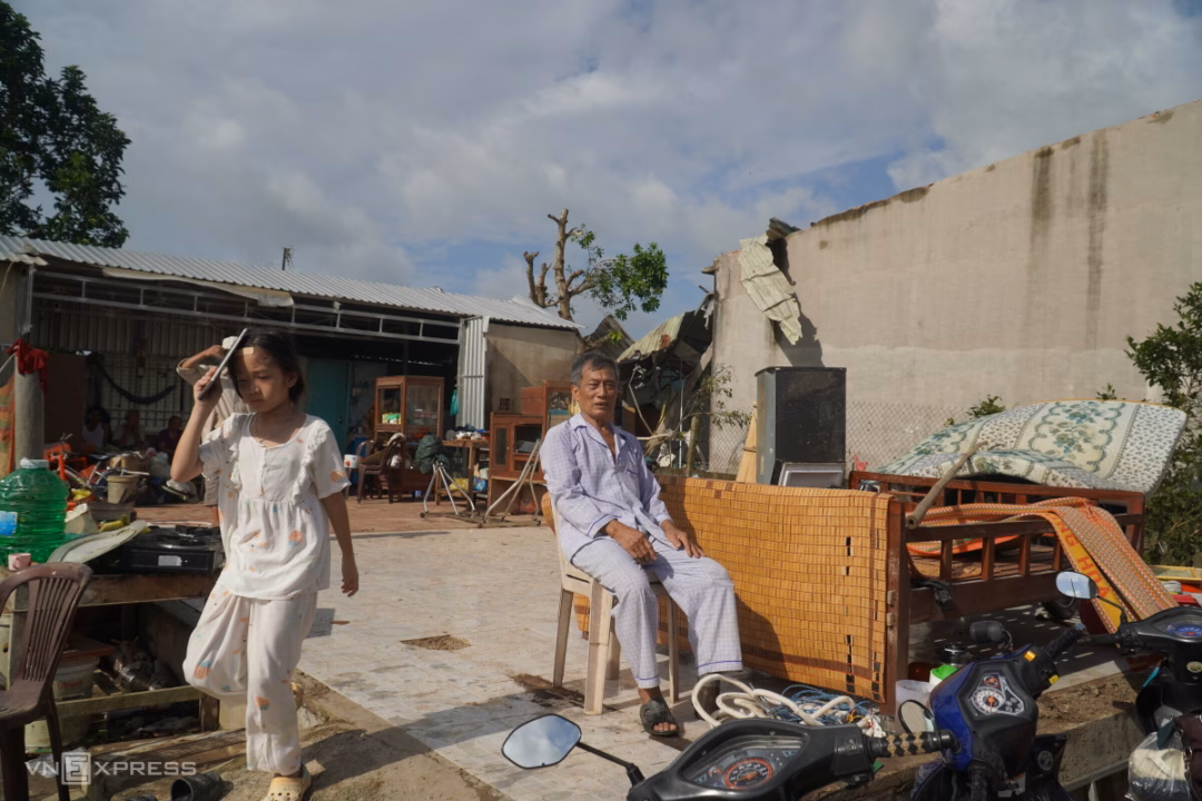 Cách đó khoảng 50 m, căn nhà của ông Nguyễn Văn Dễ sập hoàn toàn, còn nhà một số người thân xung quanh cũng bị thiệt hại nặng. Những ngày tới cả gia đình ông chưa biết ở đâu.