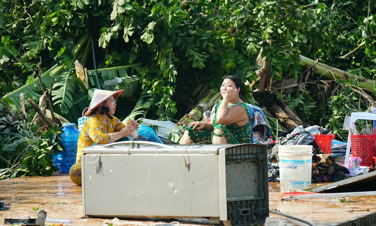 Căn nhà của một hộ dân sập hoàn toàn, tủ lạnh và nhiều đồ đạc phải di dời ra sân.