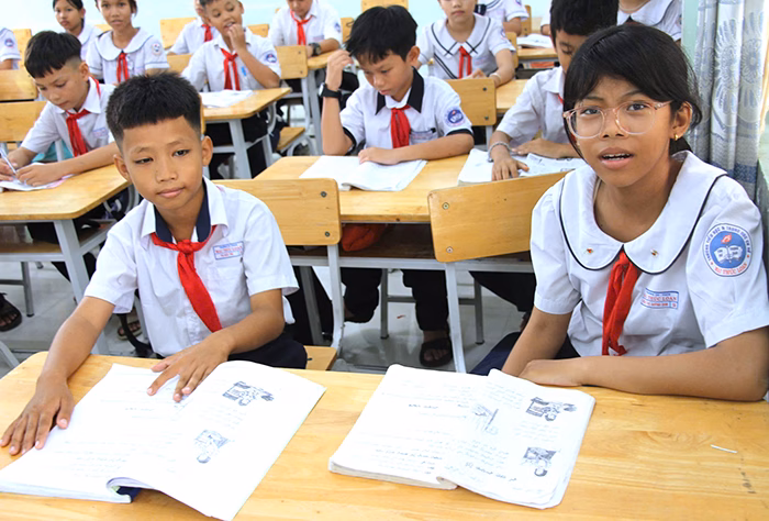 Lương giáo viên được xếp cao nhất, tạo động lực cho sự nghiệp giáo dục Bộ GD-ĐT lý giải nguyên do ban hành hướng dẫn mới về tổ chức dạy học 2 buổi/ngày