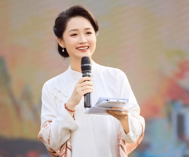 MC Thu Hà chia sẻ bí quyết giúp mẹ bỉm hồi phục vóc dáng sau sinh “BTV trẻ nhất Thời sự 19h” khoe dáng nuột nà sau sinh, U40 đứng cạnh nam thần Việt mà nhìn hệt nữ chính phim ngôn tình - 10