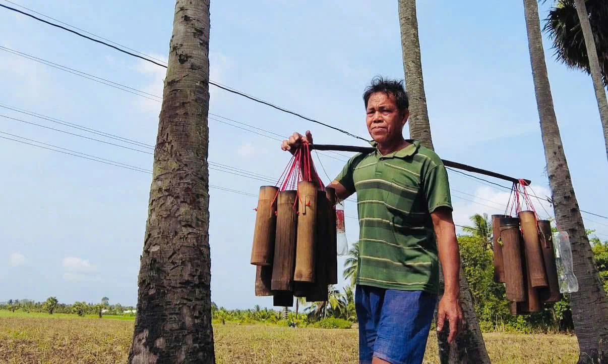 Mật hoa được người dân đưa về nhà bằng đòn gánh