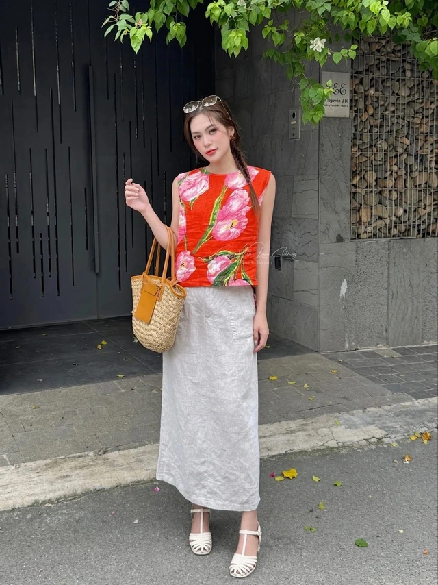 Áo sát nách với họa tiết hoa được vẽ tay sặc sỡ trên nền đỏ mang đến cảm giác vui tươi, năng động và phóng khoáng. Phong cách này giúp các nàng tạo nên một dáng vẻ hiện đại, thanh lịch và thời trang nhưng vẫn rất thoải mái, phù hợp cho nhiều dịp từ đi làm (nếu môi trường công sở không quá nghiêm túc) đến đi chơi, dạo phố...