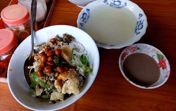 Món ăn luôn có kèm bát sốt từ mắm ruốc hay bát nước hến (Ảnh minh họa)