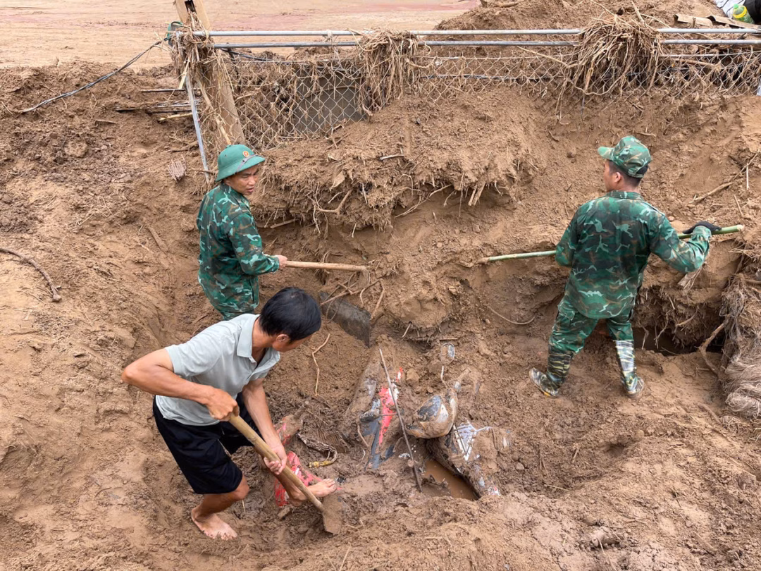 Lực lượng bộ đội Đồn Biên phòng Mỹ Lý đào đất, tìm xe máy cho người dân ở xã Mỹ Lý. Ảnh: H.Thượng