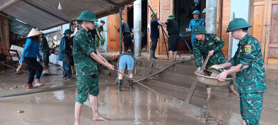 Đồn Biên phòng Châu Khê dọn bùn sau lũ. Ảnh: H.Thượng