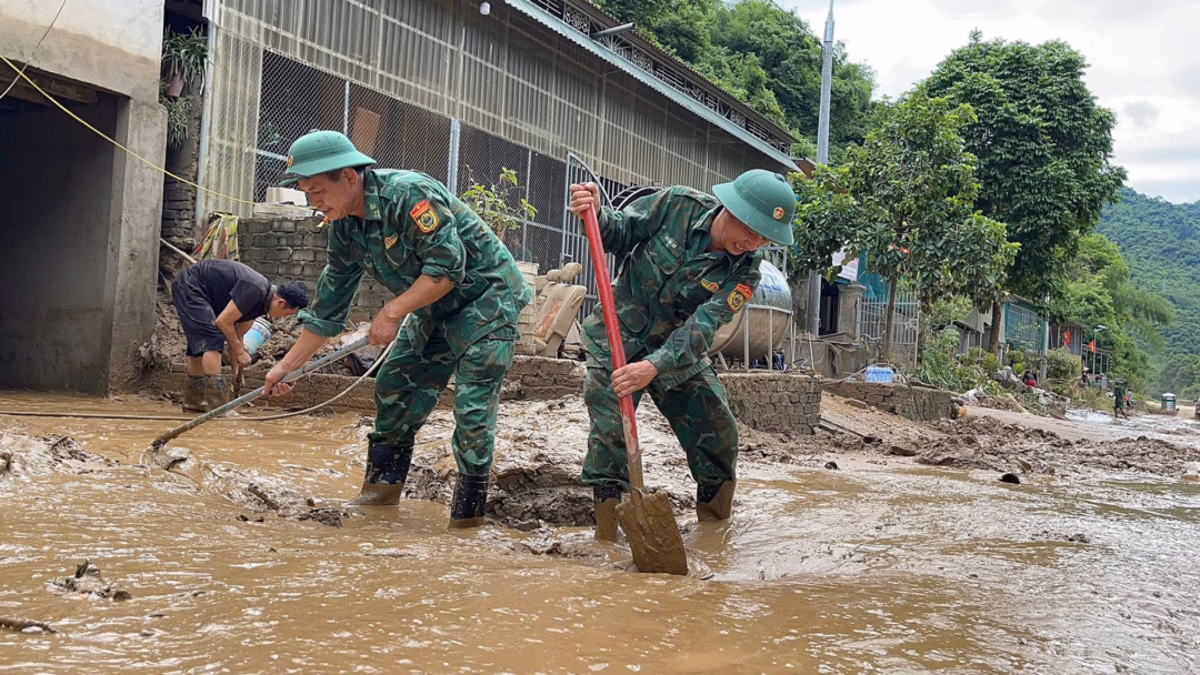 Đồn Biên phòng Nậm Cắn giúp bà con dọn dẹp sau khi lũ rút. Ảnh: Lê Thạch