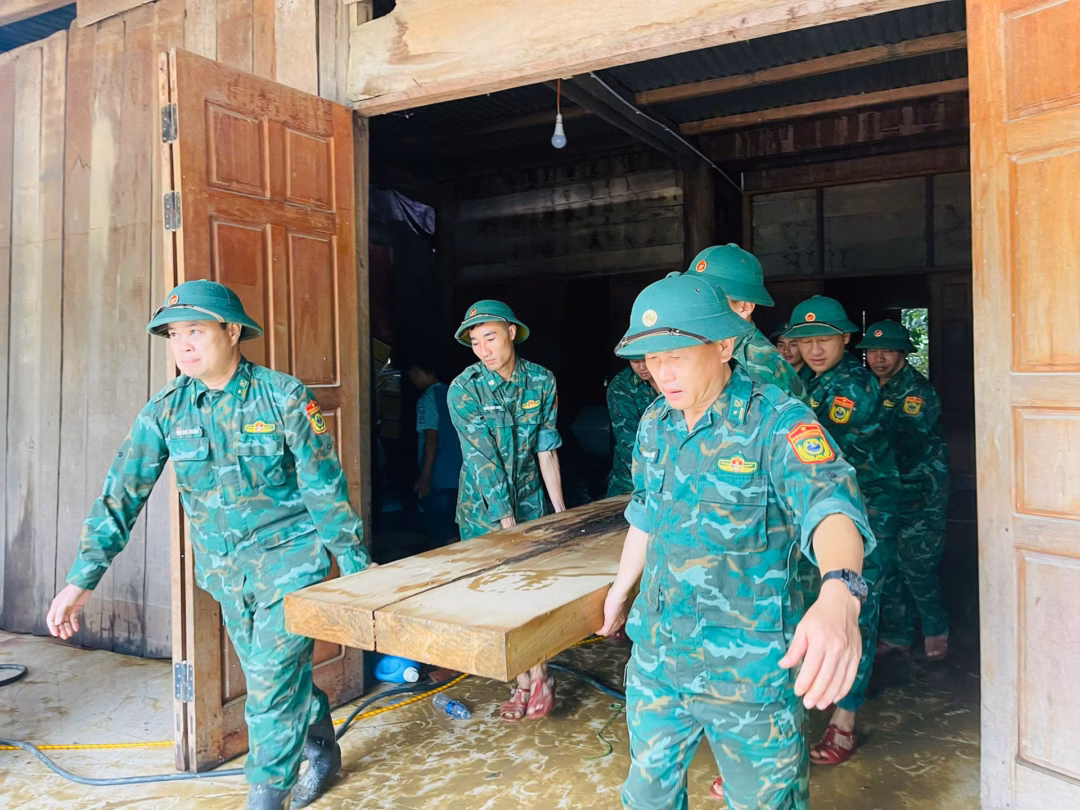 Đồn Biên phòng Tam Hợp cử 25 cán bộ, chiến sĩ hỗ trợ giúp dân khắc phục hậu quả mưa lũ tại xã Tam Thái. Ảnh: Lê Thạch