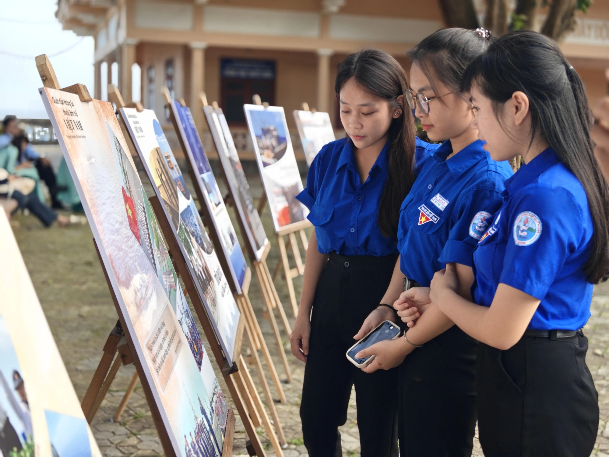 Học sinh tham quan không gian trưng bày của NTB Hoàng Sa trong hoạt động triển lãm tại huyện đảo Lý Sơn, Quảng Ngãi vào tháng 4 vừa qua (nay là đặc khu)