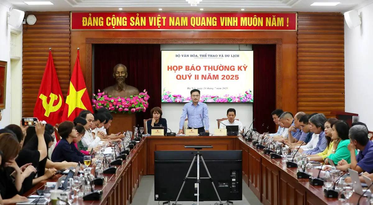 Nhiều vấn đề nóng được người dân đặt câu hỏi tại họp báo quý II Nhiều vấn đề nóng liên quan đến các nghệ sĩ sai phạm đã được giải đáp, ảnh: Trần Huấn