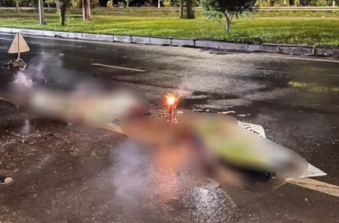 Chiếc xe máy ngã ra đường và bị xe ô tô cán qua