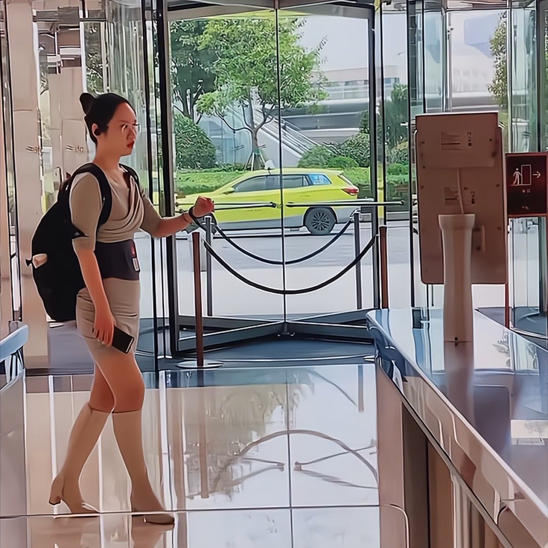 Nữ giám đốc từ bỏ sự nghiệp để tìm bình yên Nữ giám đốc kinh doanh xinh đẹp đã bị sa thải nhưng ngày nào cũng đến Trung tâm tài chính nói chuyện 1 mình: Thực tế tàn khốc khiến ai cũng xót xa- Ảnh 1.