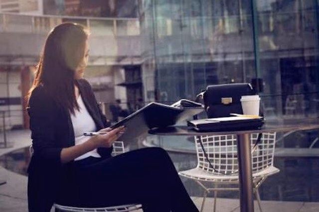 Nữ giám đốc từ bỏ sự nghiệp để tìm bình yên Nữ giám đốc kinh doanh xinh đẹp đã bị sa thải nhưng ngày nào cũng đến Trung tâm tài chính nói chuyện 1 mình: Thực tế tàn khốc khiến ai cũng xót xa- Ảnh 2.