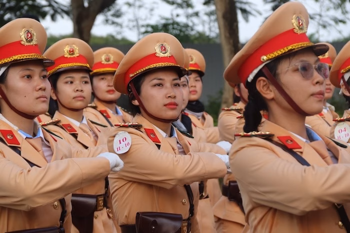 Đồng chí Lê Thị Hạnh (số 10), thuộc khối nữ sĩ quan Cảnh sát giao thông. Ảnh: Nguyễn Linh