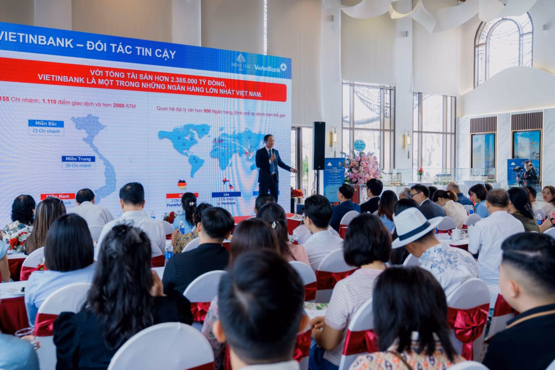 Trung tuần tháng 7 vừa qua, tại Hồng Hạc City (Bắc Ninh), ông Cát Huy Long - Phó Giám đốc VietinBank Chi nhánh Chương Dương đã trực tiếp chia sẻ thông tin chương trình vay mua nhà đối với sản phẩm tại khu đô thị Hồng Hạc.