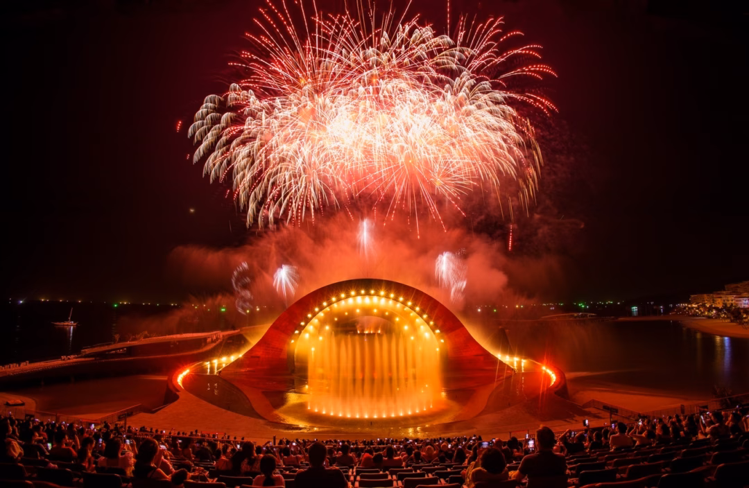 Màn pháo hoa rực rỡ thắp sáng bầu trời đêm tại Thị trấn Hoàng Hôn (Ảnh: Sun Group).