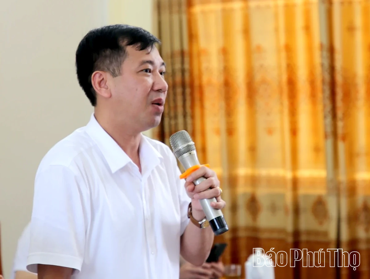 Đại diện các xã báo cáo về tiến độ GPMB của dự án.