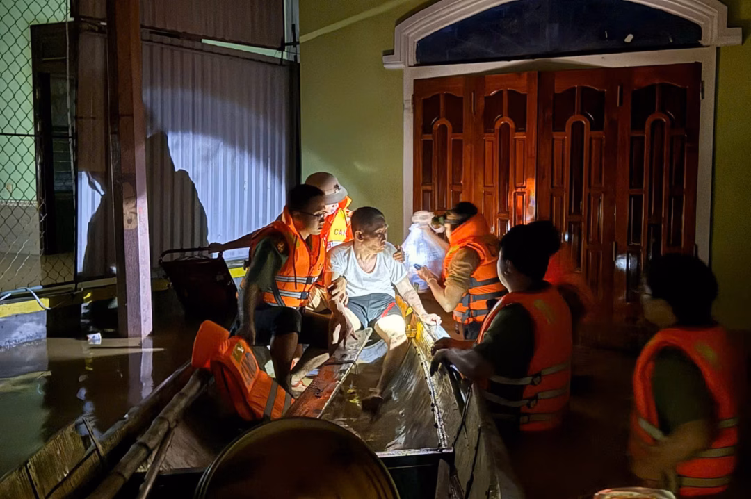 Quân đội và công an sát cánh cùng nhân dân trong cơn lũ lịch sử - 2