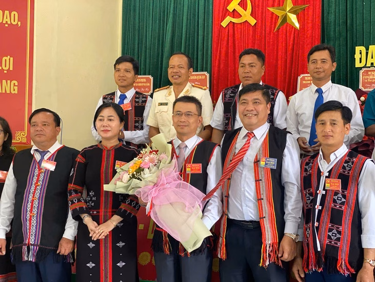 Phó chủ tịch huyện Nam Giang Nguyễn Đăng Chương (cầm hoa) được chỉ định làm bí thư xã La Êê - Ảnh: B.D.