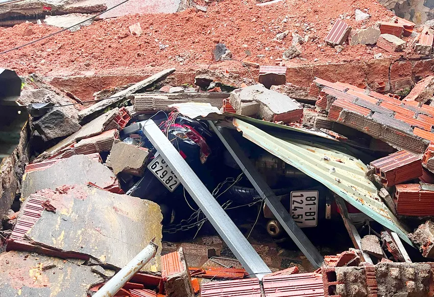 Ba xe máy bị vùi lấp trong đống đổ nát.