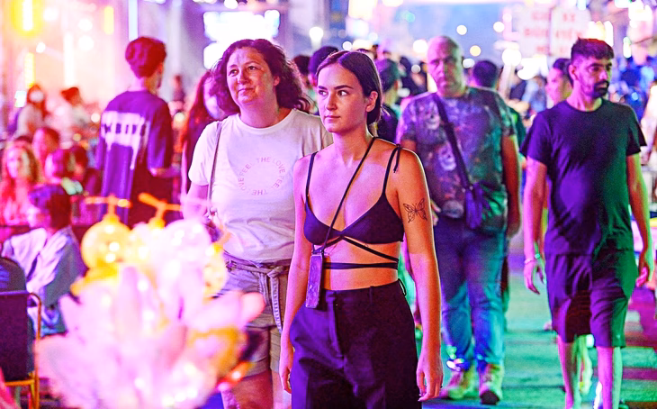 Tại phố đi bộ Bùi Viện (phường Bến Thành, TP.HCM), nơi được ví “thành phố không ngủ” có lượng khách tập trung về đêm để vui chơi, giải trí, trải nghiệm ẩm thực, đặc biệt là khách nước ngoài - Ảnh: QUANG ĐỊNH