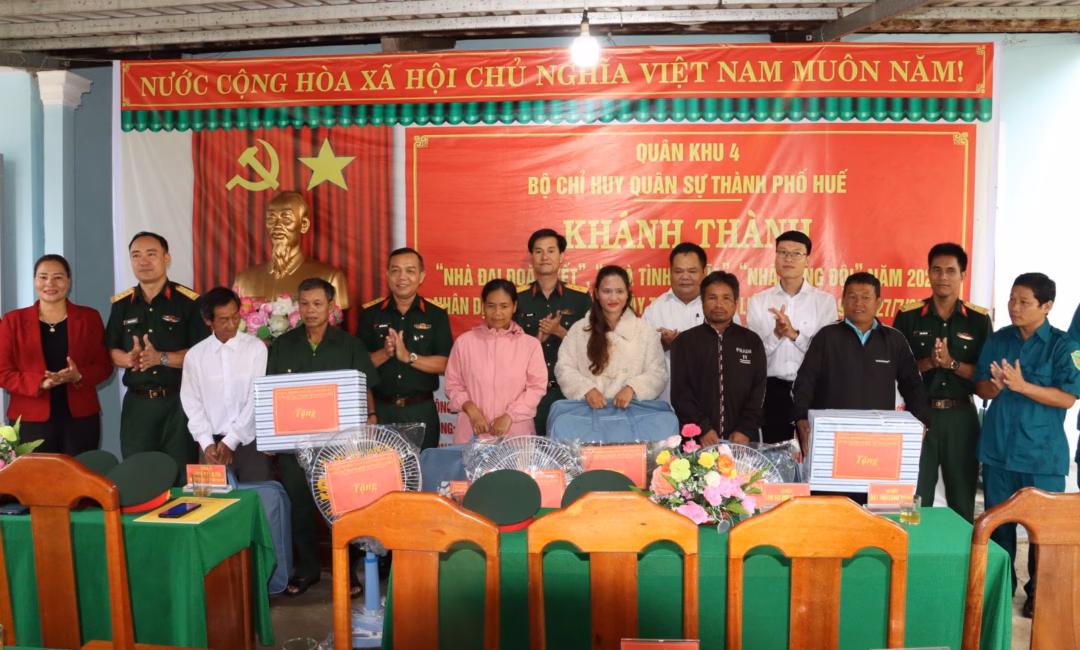 
Lãnh đạo Phòng Chính trị cùng lãnh đạo các đơn vị, địa phương trao quà tặng 9 gia đình