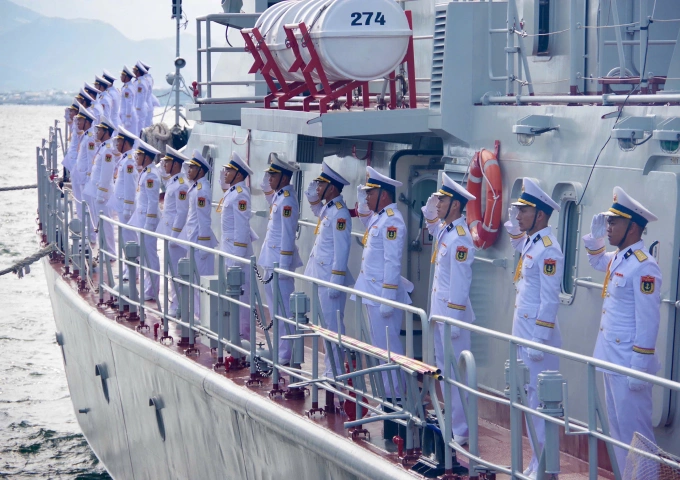 Bộ đội Hải quân luyện tập động tác chào trên biển. Ảnh: Quân chủng Hải quân