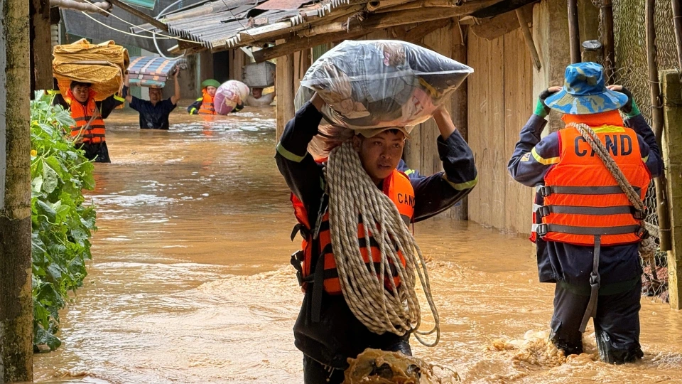 Công an Sơn La dầm mình trong lũ, hỗ trợ người dân khắc phục thiên tai