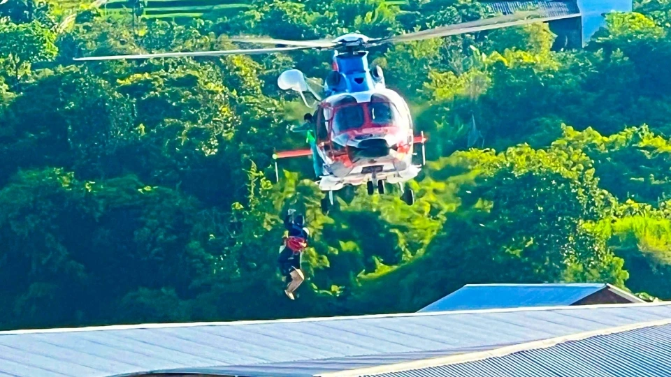 Hình ảnh trực thăng giải cứu thành công 8 người dân bị cô lập do mưa lũ ở Sơn La