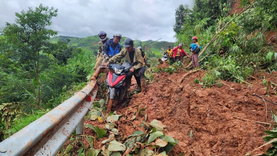 Mưa lũ tàn phá gây tê liệt Quốc lộ 12 tại Điện Biên