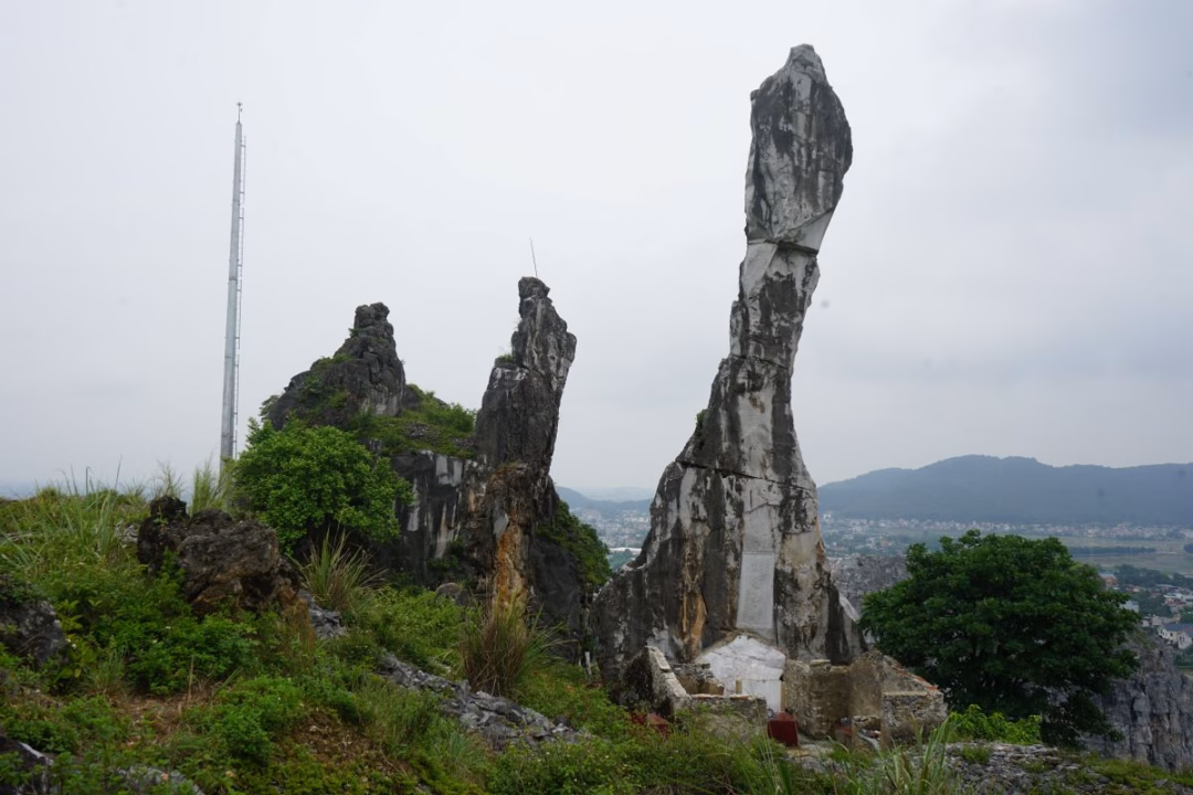 Di tích Hòn Vọng Phu trước thời điểm thực hiện dự án bảo tồn, gia cố. Ảnh: Quách Du