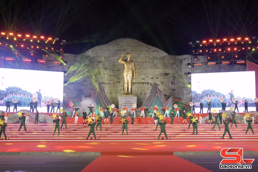 Tiếng hát át tiếng bom trên mọi chiến trường Chương trình văn nghệ do cán bộ, chiến sĩ Bộ CHQS tỉnh biểu diễn.