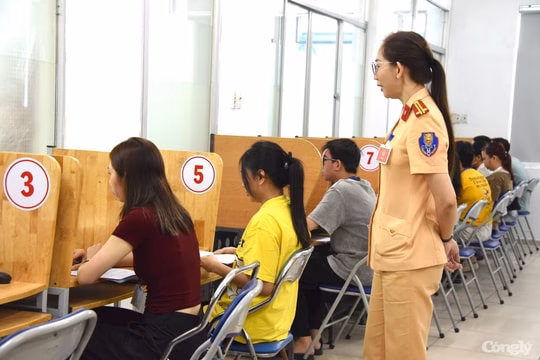 Gần 60.000 hồ sơ tồn đọng, CSGT TP.HCM tăng ca đến khuya phục vụ sát hạch