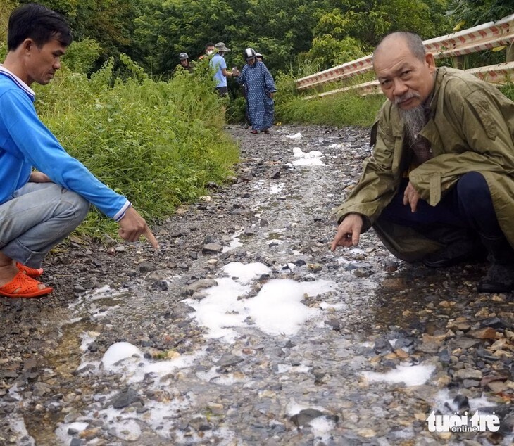 Hóa chất từ trong thùng chảy ra đọng ở dưới nắp van đóng xả ở cạnh đáy - Ảnh: ĐÔNG HÀ