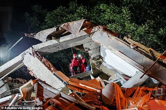 Hiện trường động đất mạnh ở Thổ Nhĩ Kỳ, hàng chục người thương vong